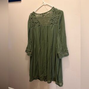 Zac and Rachel women green dress. Beautiful light weight with lace detail.